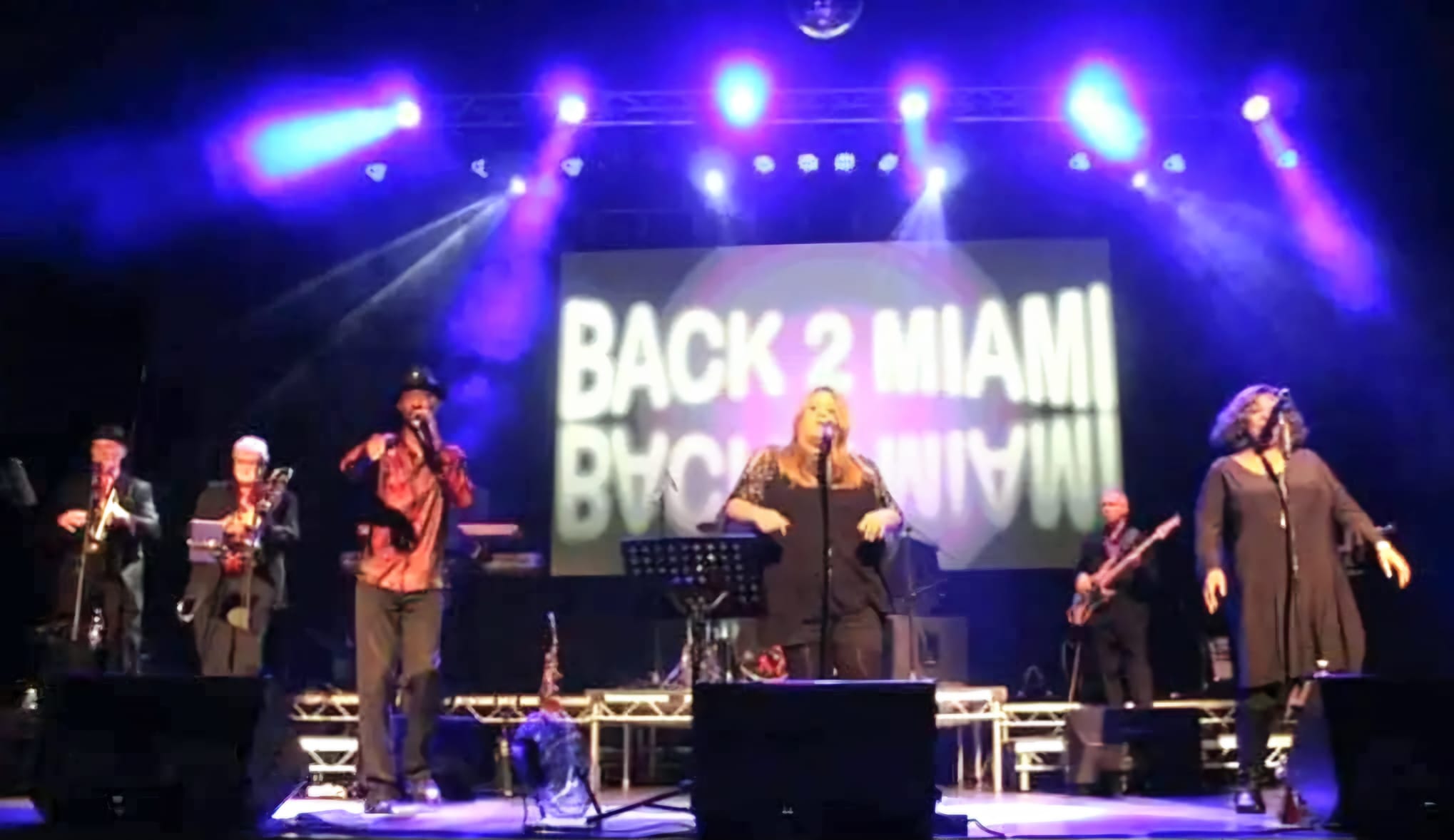 Back 2 Miami, the band on stage